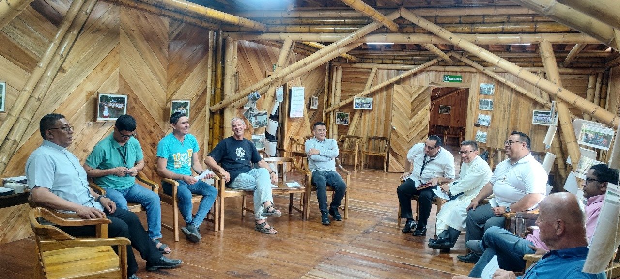 Sacerdotes reunidos en el museo