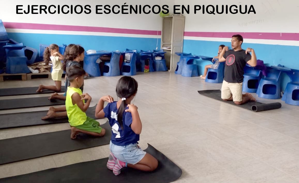 Jóvenes aprendiendo técnicas de arte