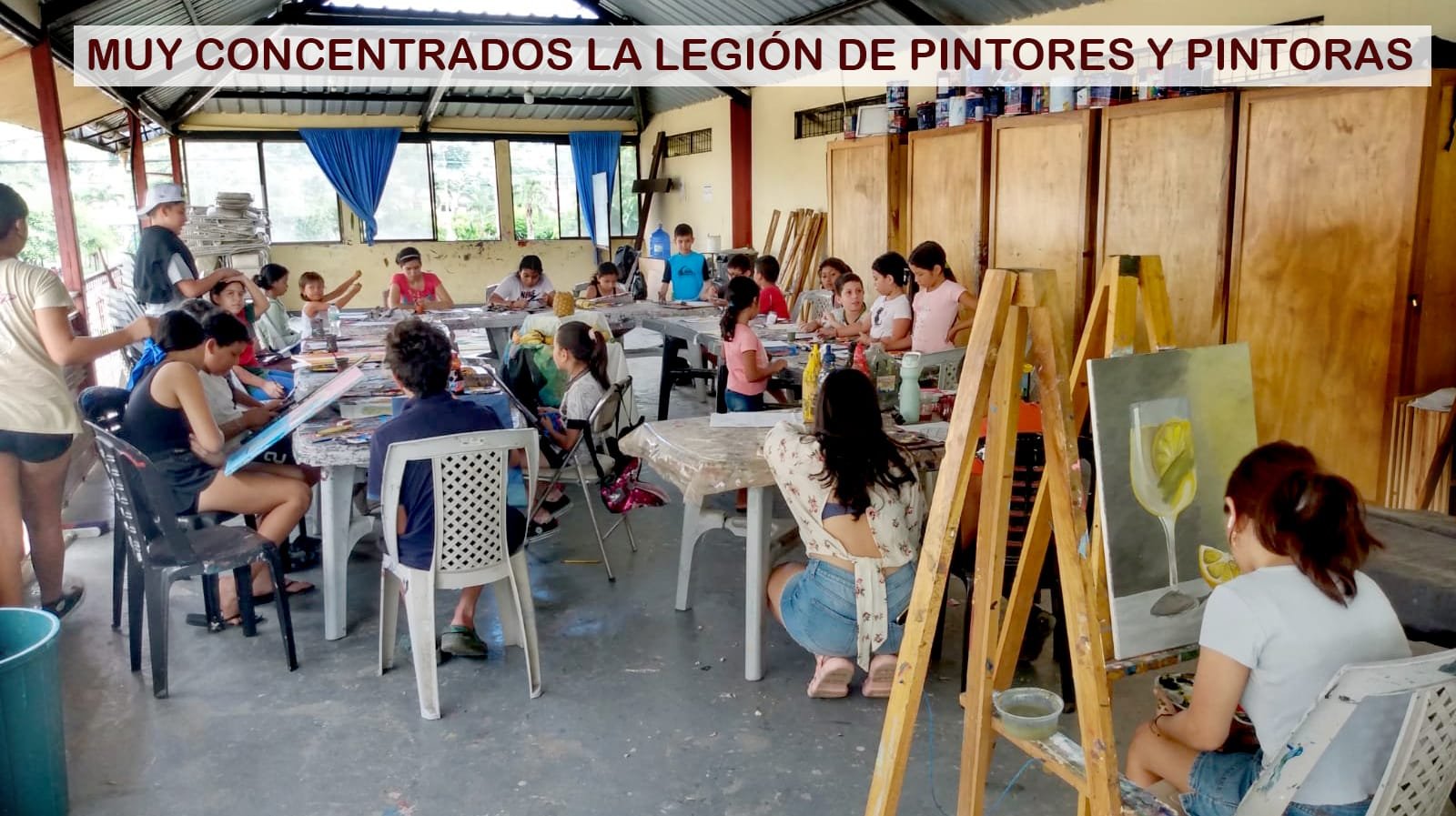 Estudiantes practicando pintura