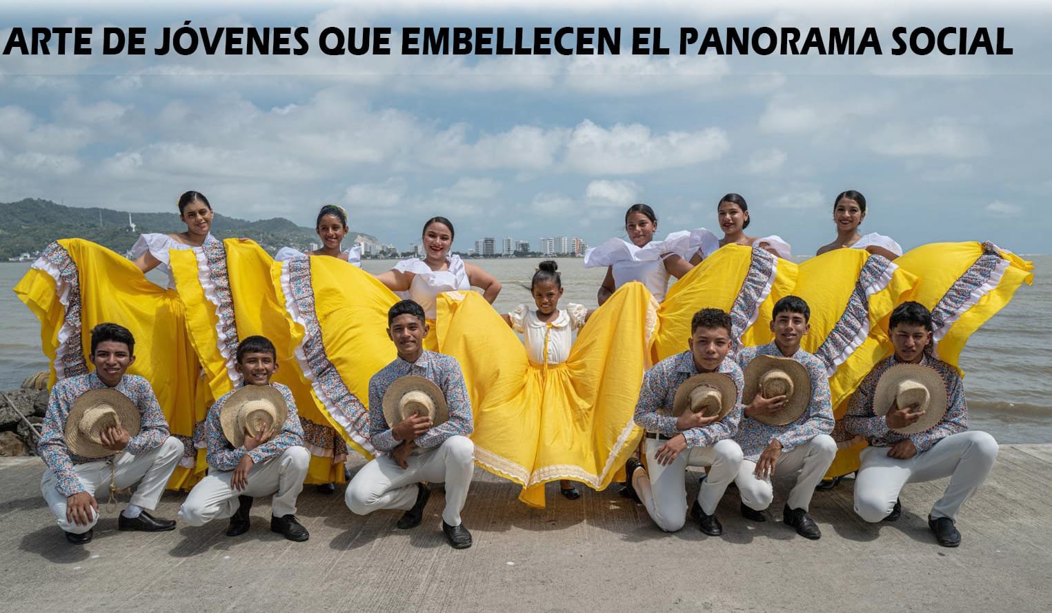 Niñas en trajes típicos en la Escuela de Danza